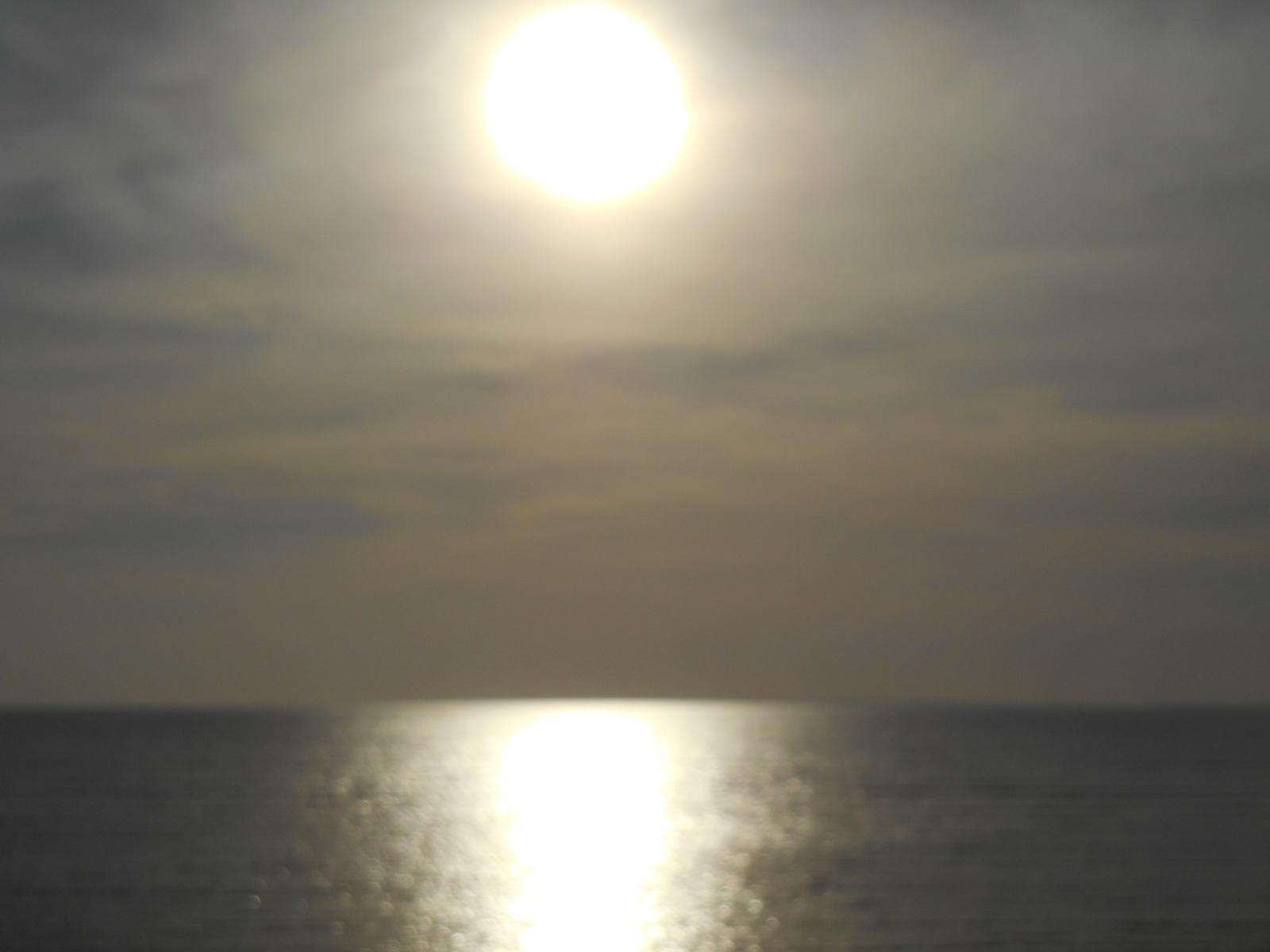 Photo floue du soleil qui plonge dans la mer ( Les Moutiers en Retz )
