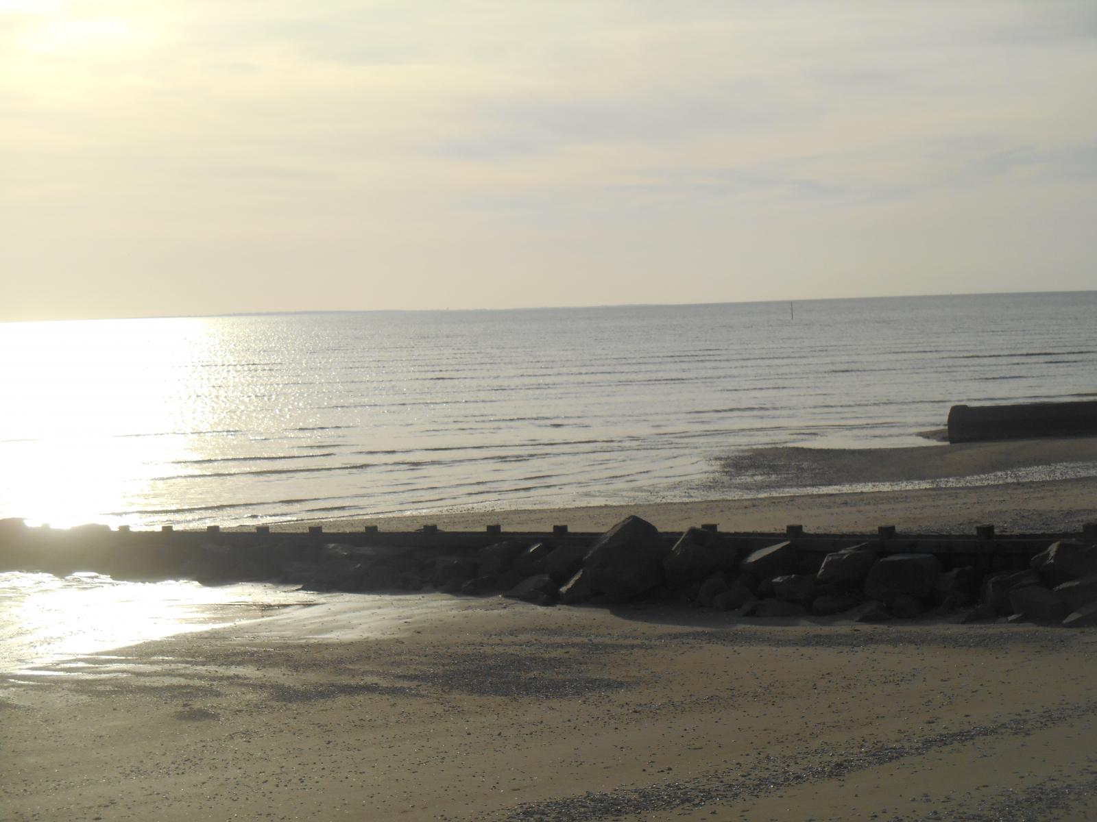Le soleil qui retrouve sa quintescence au bord de la plage ( Les Moutiers en Retz )