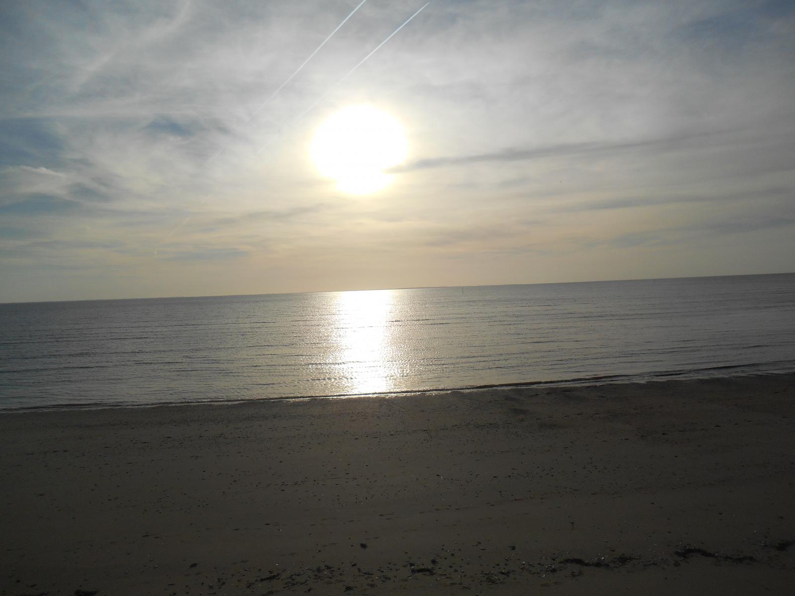 Encore le soleil sur la mer avec deux chemtrails au dessus ( Les Moutiers en Retz )