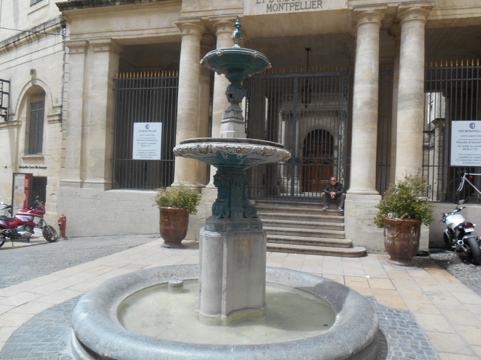 Fontaine en pleine ville ( Montpellier )